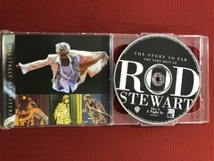 CD Duplo - Rod Stewart - The Story So Far - Nacional - Semin - Sebo Mosaico - Livros, DVD's, CD's, LP's, Gibis e HQ's