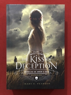 Livro - The Kiss Of Deception - Mary E Pearson - Darkside - Capa Dura - Seminovo