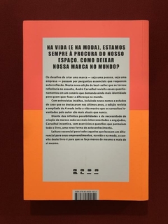 Livro - A Moda Imita A Vida - André Carnaval - Seminovo - comprar online