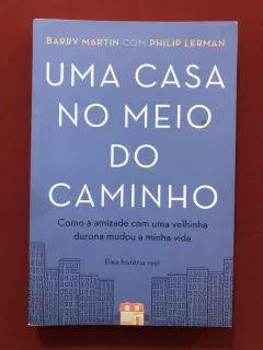 Livro - Uma Casa No Meio Do Caminho - Barry Martin - Sextante - Seminovo