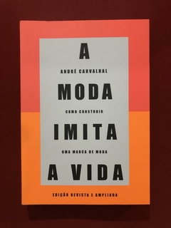 Livro - A Moda Imita A Vida - André Carnaval - Seminovo