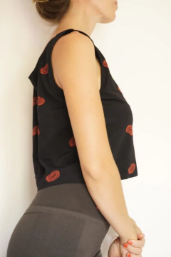 CAMISETA MUSCULOSA CROP LIPS (TCL10) en internet