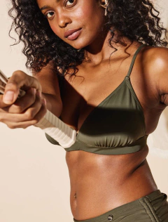 Imagen de DOS PIEZAS TRIANGULO C/ALM VEDETINA C/SOBRE POLLERA FREYA (4247SY)