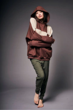 BUZO OVERSIZE DE FRISA Y CORDERITO CON PARCHES (660-23) - Victoria Garrido Lenceria