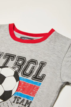 PIJAMA NENE M/CORTA Y BABUCHA BOYS TEAM (3014F20) - Victoria Garrido Lenceria