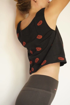 CAMISETA MUSCULOSA CROP LIPS (TCL10) - comprar online