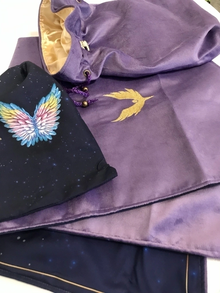 Paño angelical en pana violeta y bolsa de satén.
