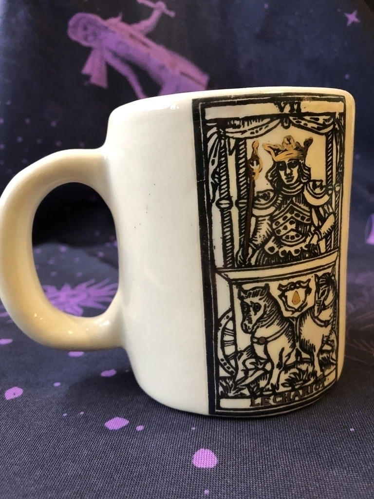 Taza tarot, especiales tornasol y oro.