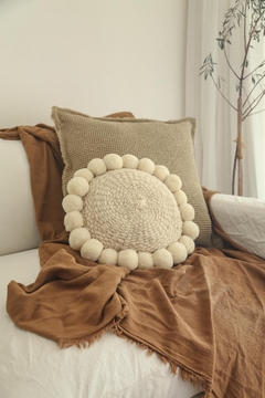 Almohadón Circular Pompones