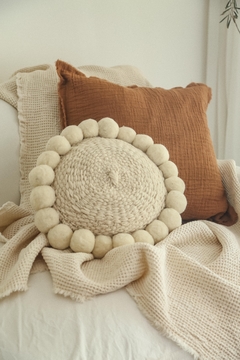 Almohadón Circular Pompones - comprar online