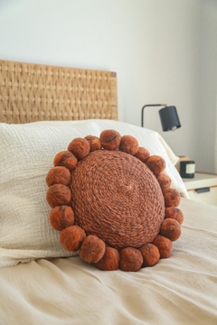Almohadón Circular Pompones en internet