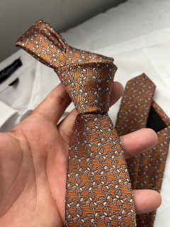 Gravata Laranja Acobreado Estampa Geométrica Entrelaçada Grafite Semi Slim - 2400 Fios - comprar online