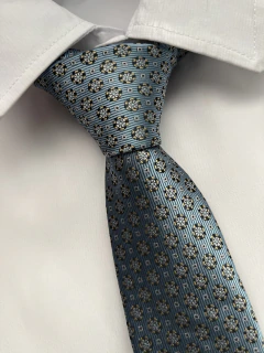 Gravata Semi Slim Premium Azul Gelo Medalhão – 2400 Fios