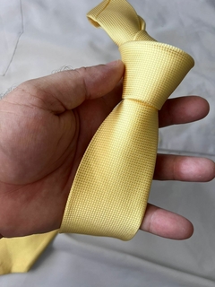 Gravata Semi Slim Amarela na internet