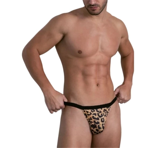 Hombre usando tanga colaless abierta con diseño animal print