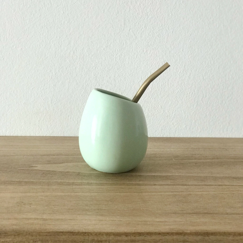 Matecito verde con bombilla