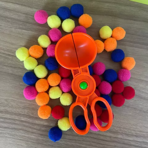 Kit Motricidade Fina: Tesoura bola neon e Pompons
