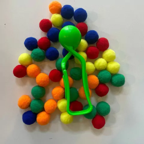 Kit Motricidade Fina: Tesoura bola Neon e Pompons