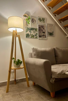 1 Lampara de pie nordica ESTANTE BARNIZADA