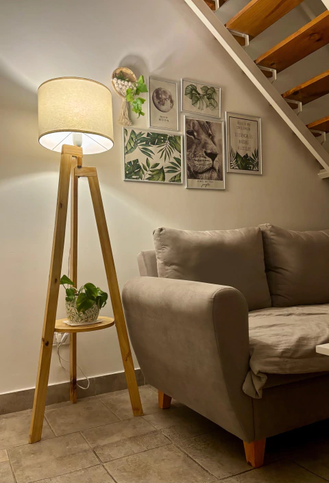 1 Lampara de pie nordica ESTANTE BARNIZADA