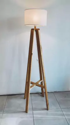 Lampara de pie nordica CRUZ BARNIZADA