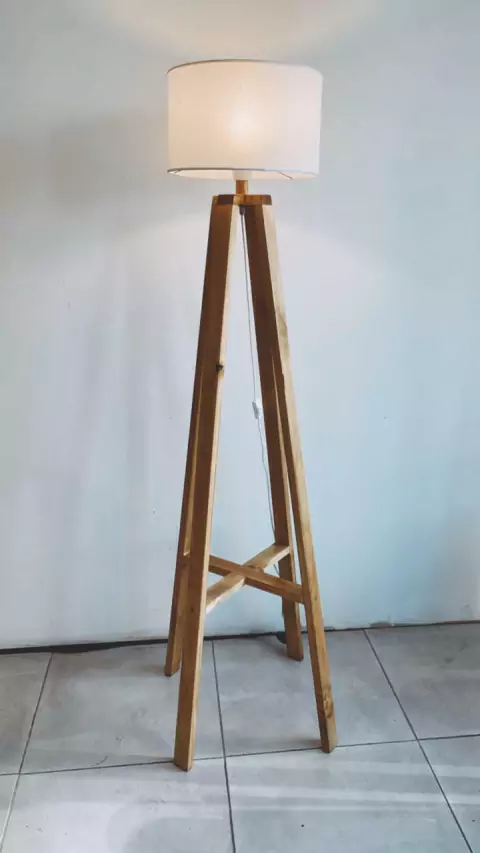 Lampara de pie nordica CRUZ BARNIZADA