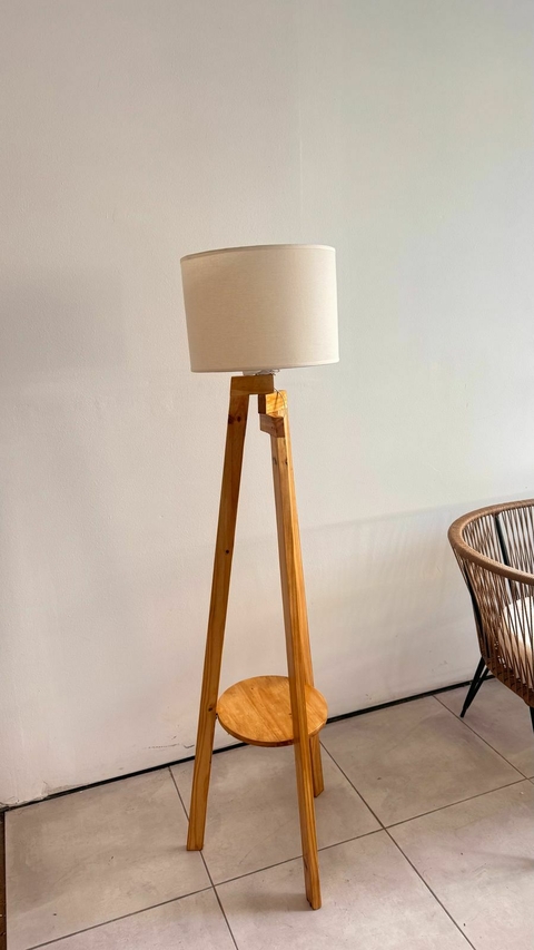 1 Lampara de pie nordica ESTANTE BARNIZADA - comprar online