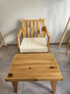 Sillón American Wood Barnizado Con Almohadón De Asiento + Mesa Nórdica Barnizada - comprar online