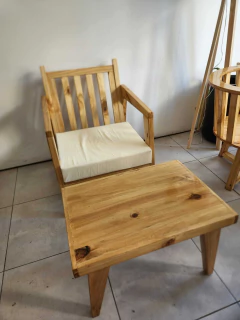 Sillón American Wood Barnizado Con Almohadón De Asiento + Mesa Nórdica Barnizada