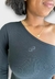 Blusa Open Slim Assimétrica Com Logo na internet