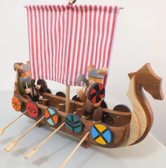 Viking articulado com acessórios - Brincando em Família Ateliê
