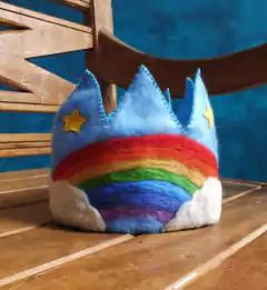 Coroa arco-íris e estrelas