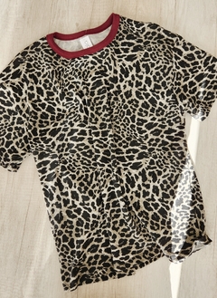 remera over Uma print con cuello bordo - comprar online