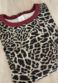remera over Uma print con cuello bordo - Amapola
