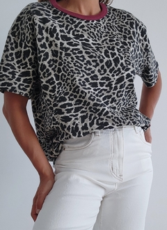 remera over Uma print con cuello bordo - tienda online