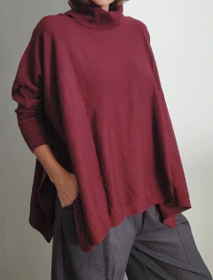 Imagen de poleron poncho bremer con tajo grande