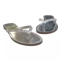Chinelo feminino moderno com tiras finas e brilho. Ideal para quem quer praticidade sem abrir mão de um toque fashion - Santa Flor 