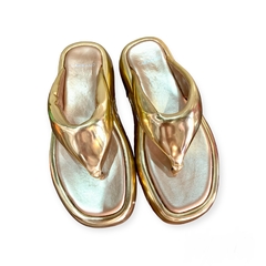 FLAT PAPETE THONG COURO METALIZADO DOURADO CARRANO 470018C - PISTA LIVRE