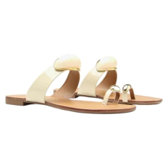 Chinelo flat feminino bege com acabamento verniz e detalhes dourados, modelo Belluno da Vicenza