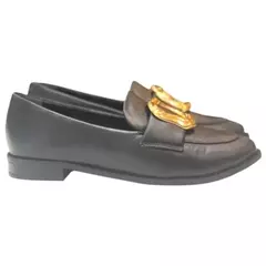 Mocassim preto feminino com acabamento sofisticado e detalhe dourado no cabedal, ideal para o dia a dia - Maithe