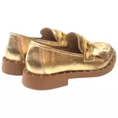 Mocassim bico redondo metalizado dourado com detalhe em costura.