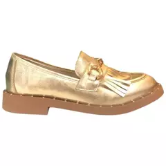 Mocassim feminino dourado metalizado com bico redondo e detalhe de franjas e fivela