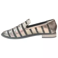 Sapato mocassim feminino com listras verticais contrastantes, ideal para looks contemporâneos - Maithe