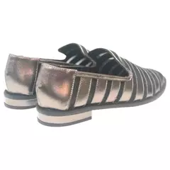 Mocassim feminino elegante com design listrado, couro texturizado nas cores preto e bronze - Maithe