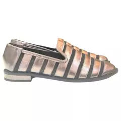 Calçado feminino tipo mocassim listrado, em couro sofisticado, ideal para o dia a dia com estilo - Maithe