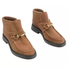 Bota feminina em couro camurça marrom com detalhe de fivela dourada e solado baixo preto - calçado elegante para outono/inverno. 
