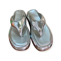 FLAT PAPETE THONG COURO METALIZADO PRATA CARRANO 470018C - PISTA LIVRE