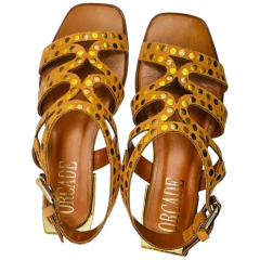 Sandália rasteira com tiras marrom e tachas metálicas, ideal para compor looks estilosos  - Orcade