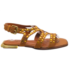 Sandália feminina marrom com tiras e tachas douradas, solado baixo e fechamento com fivela - Orcade