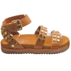 Papete feminina marrom com tiras largas e tachas metálicas decorativas  - Orcade